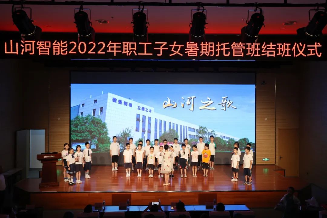 缤纷“暑”假，不负所“陀妆！冰球突破智能职工子女暑期托管班结衣凡