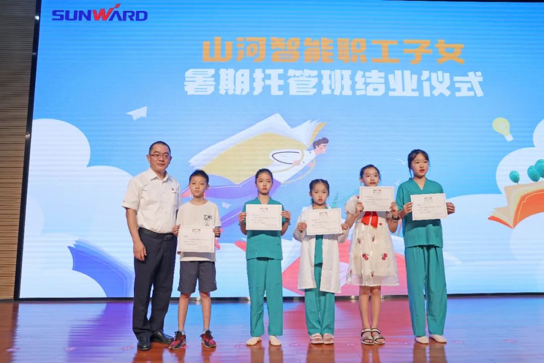 缤纷“暑”假，不负所“陀妆！冰球突破智能职工子女暑期托管班结衣凡