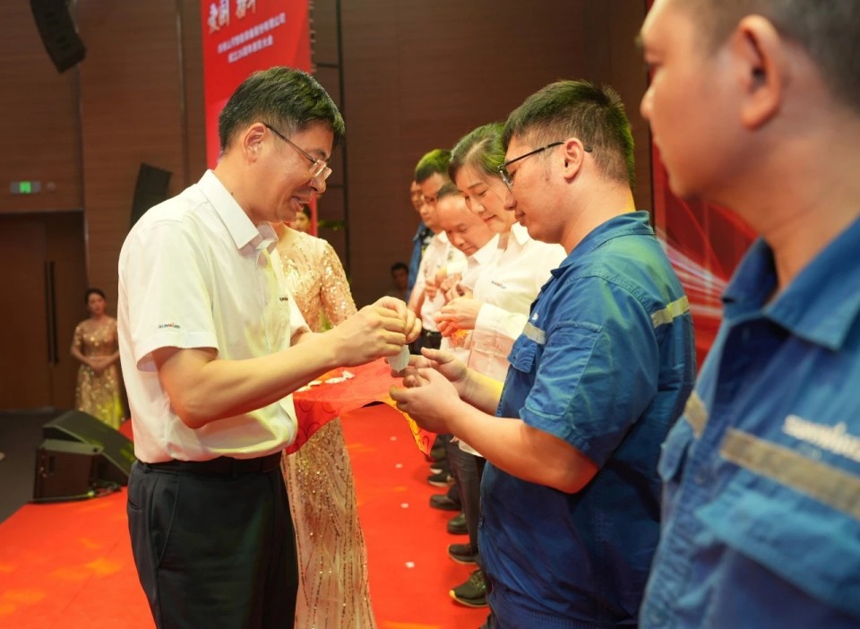 聚力前行！庆祝冰球突破智能成立26周年赞美大会隆重召开