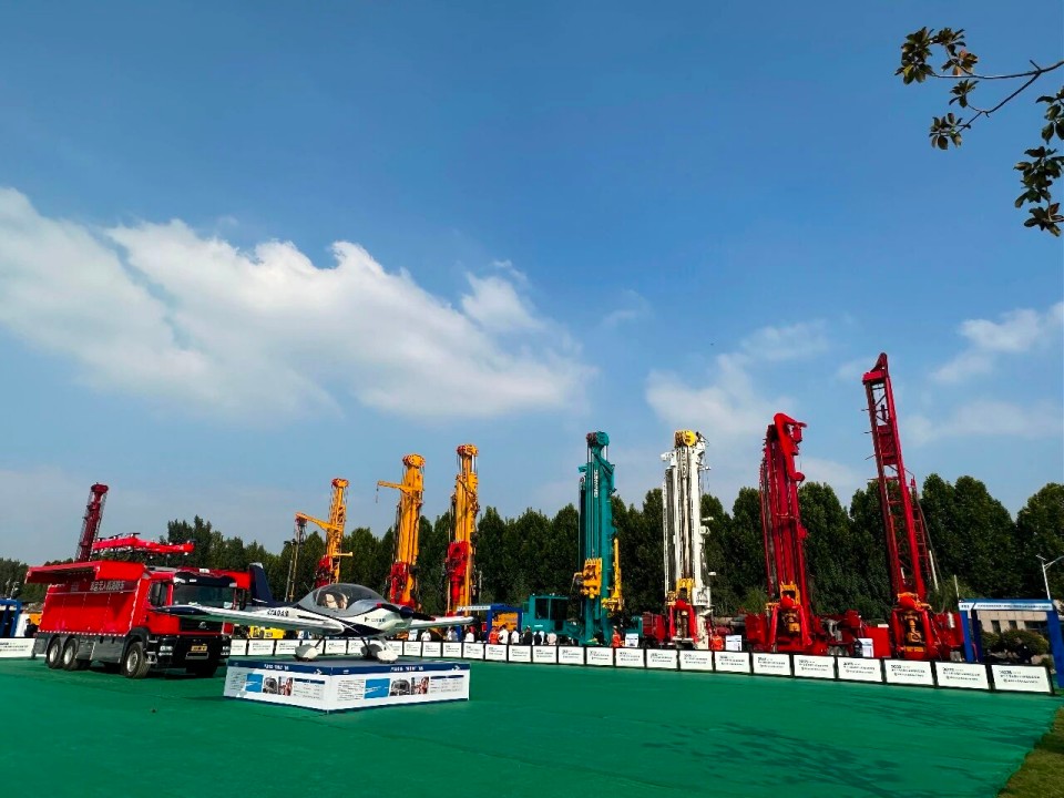 科技赋能接济！冰球突破智能创新设备亮相第十三届全国矿山接济技术较量